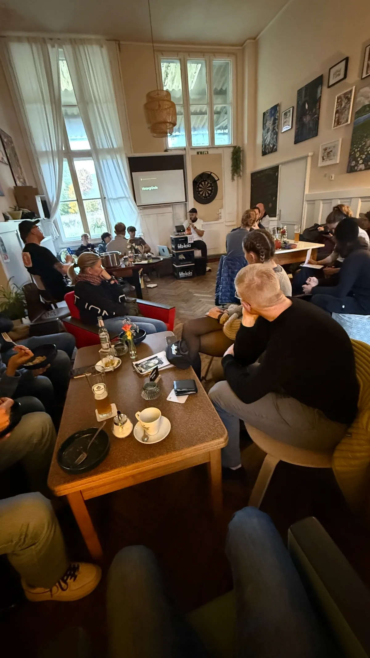 Ein Vortrag bei der Pasta Party im Café Schwarzer Peter – Alle lernen sich kennen, essen Nudeln und erfahren etwas über die Tour. Ein Vortrag bei der Pasta Party im Café Schwarzer Peter