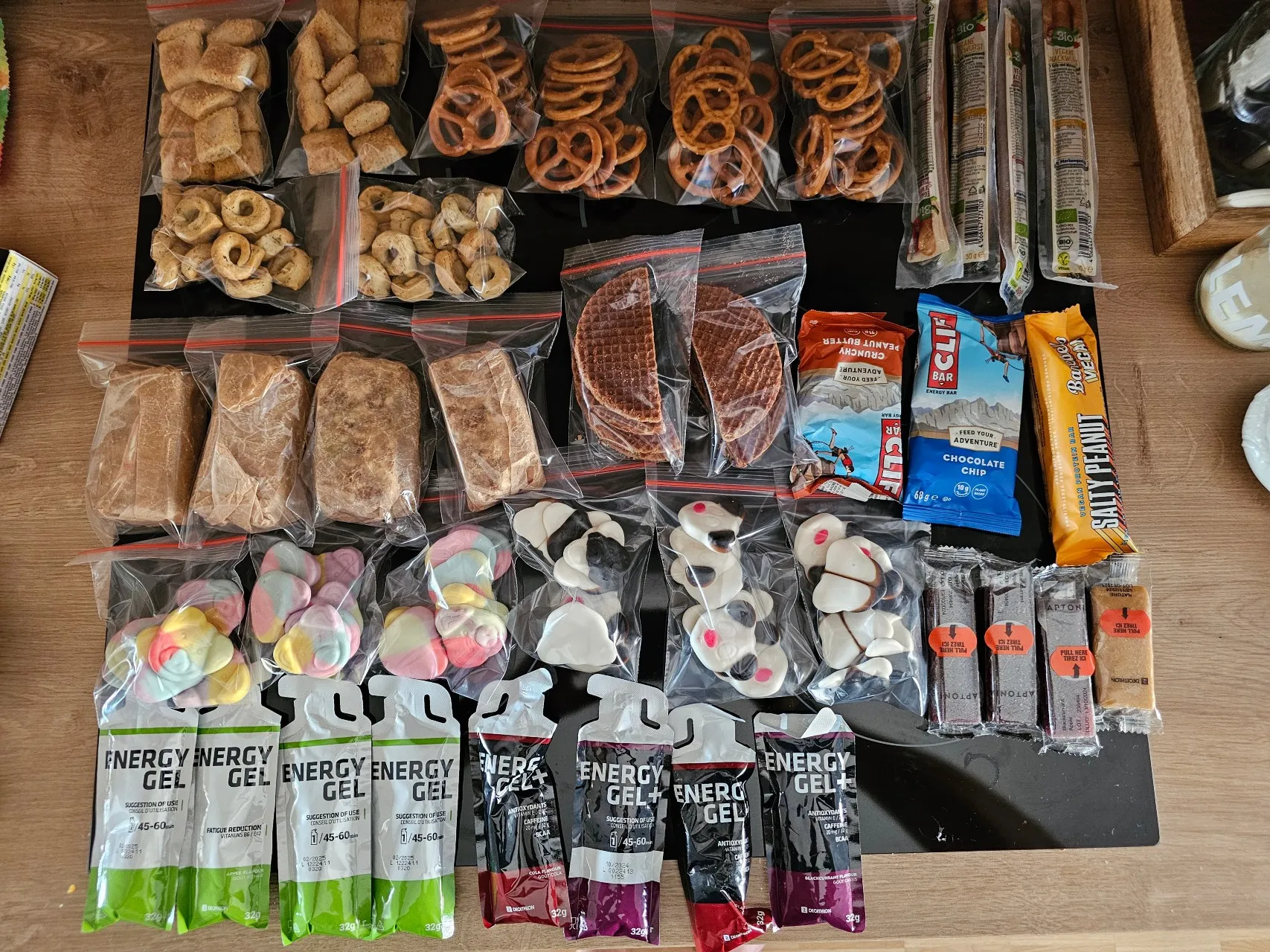 Zahlreiche Snacks fein säuberlich vorbereitet.