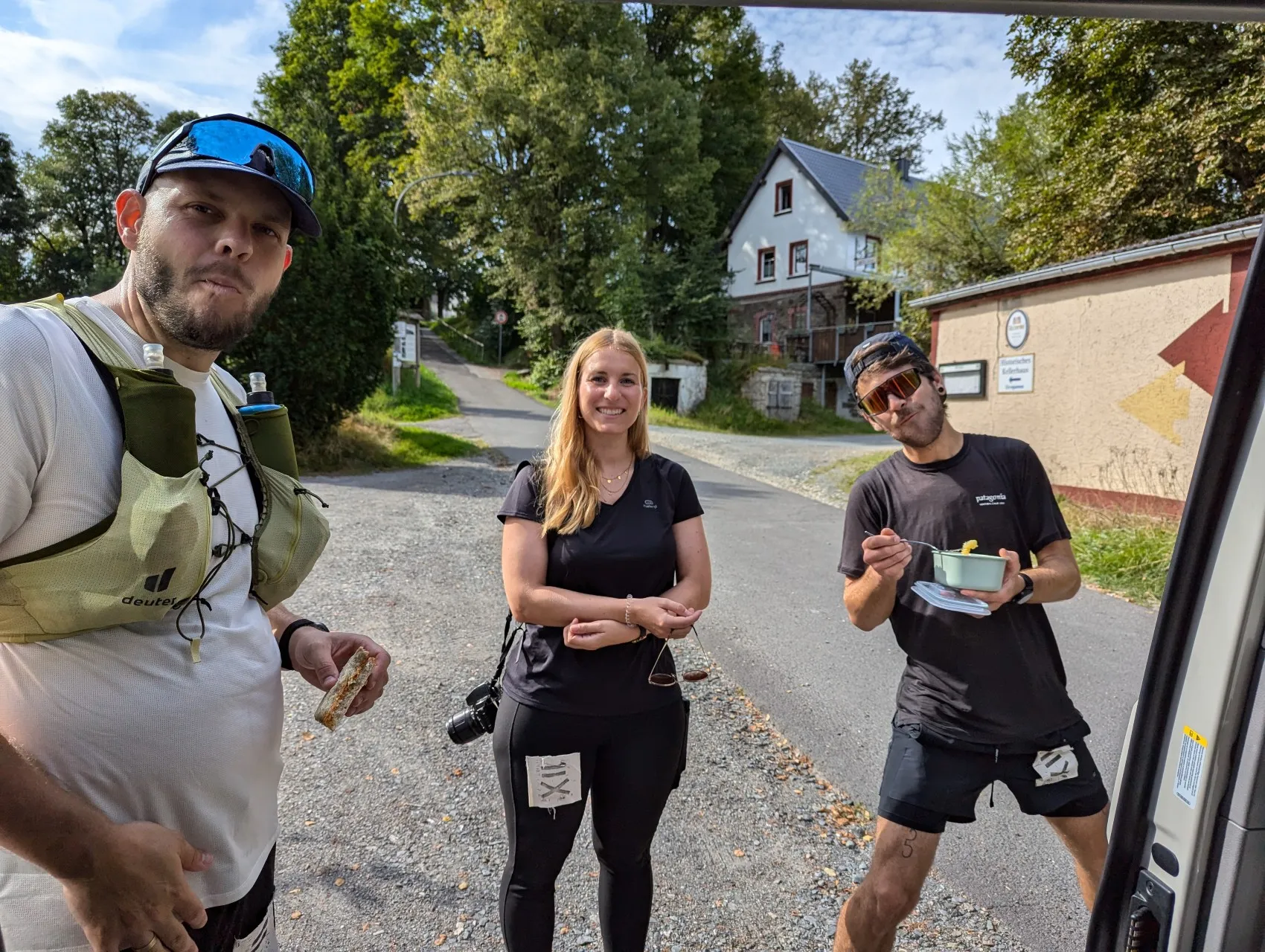 Schnell wieder auffüllen: Wir bedienten uns am Bordrestaurant unserer Support-Crew.