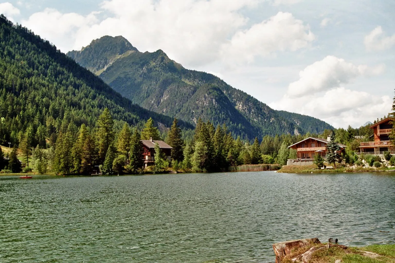 Ein bisschen Ruhe für uns als Crew am wunderschönen Bergsee in Champex Lac (Foto: Lena W.) Ein bisschen Ruhe für uns als Crew am wunderschönen Bergsee in Champex Lac