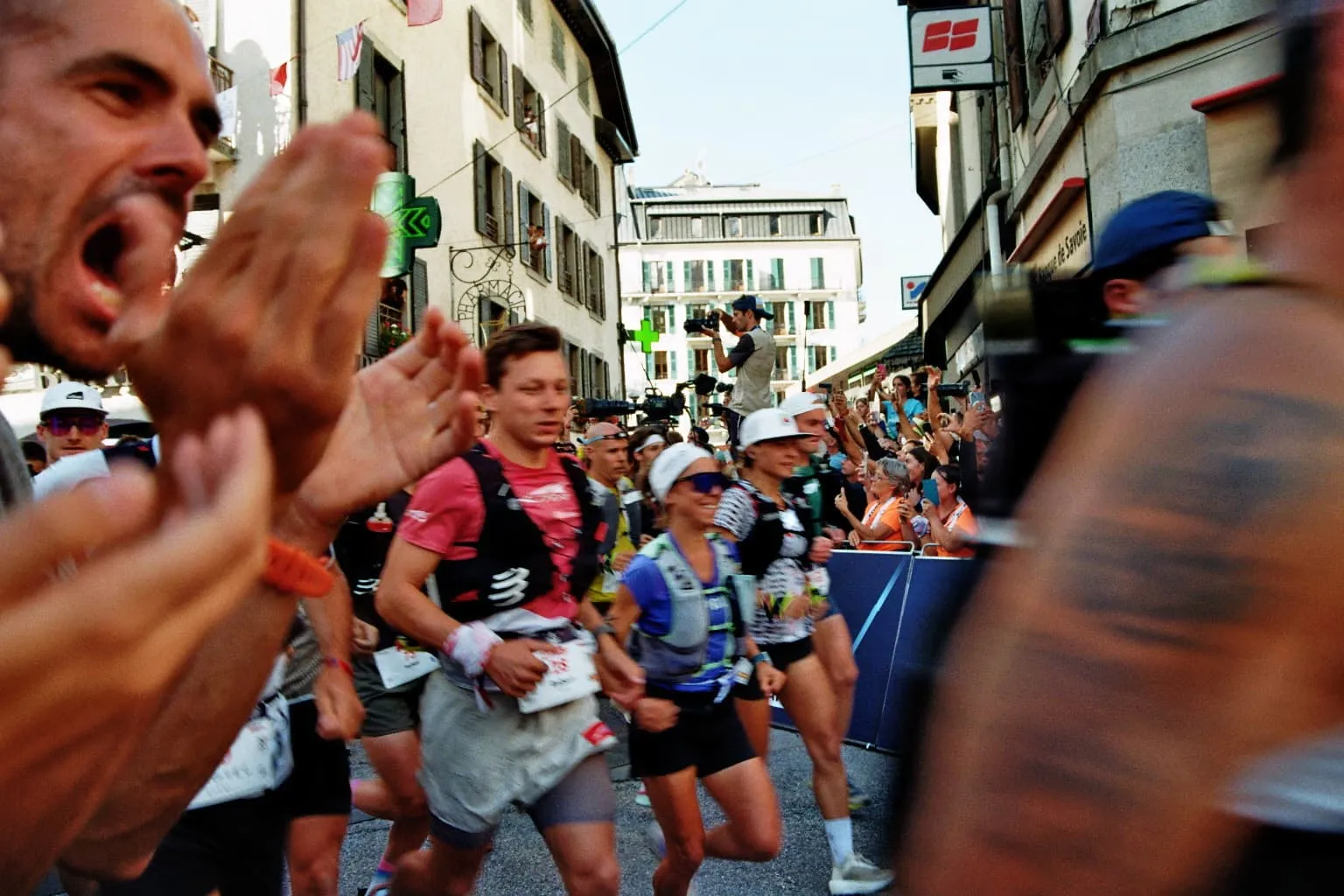 Aus erster Reihe erlebten wir den emotionalen Start des UTMB mit (Foto: Lena W.) Aus erster Reihe erlebten wir den emotionalen Start des UTMB mit