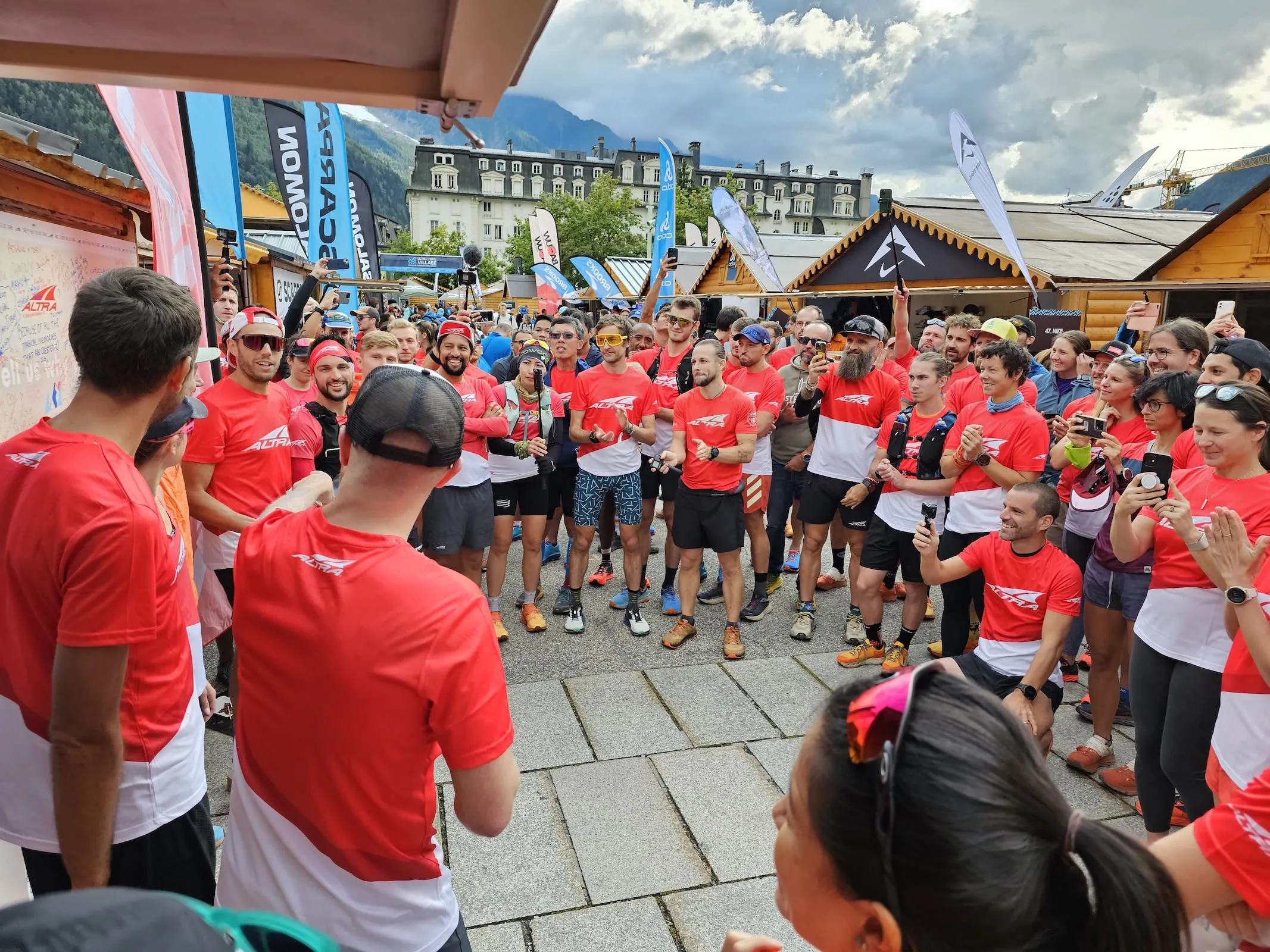 Team Altra lädt zum gemeinsamen Shake-Out Run auf der Laufmesse (Foto: Jan) Eine große Gruppe Athleten im gleichen roten Shirt macht sich bereit gemeinsam los zu laufen.
