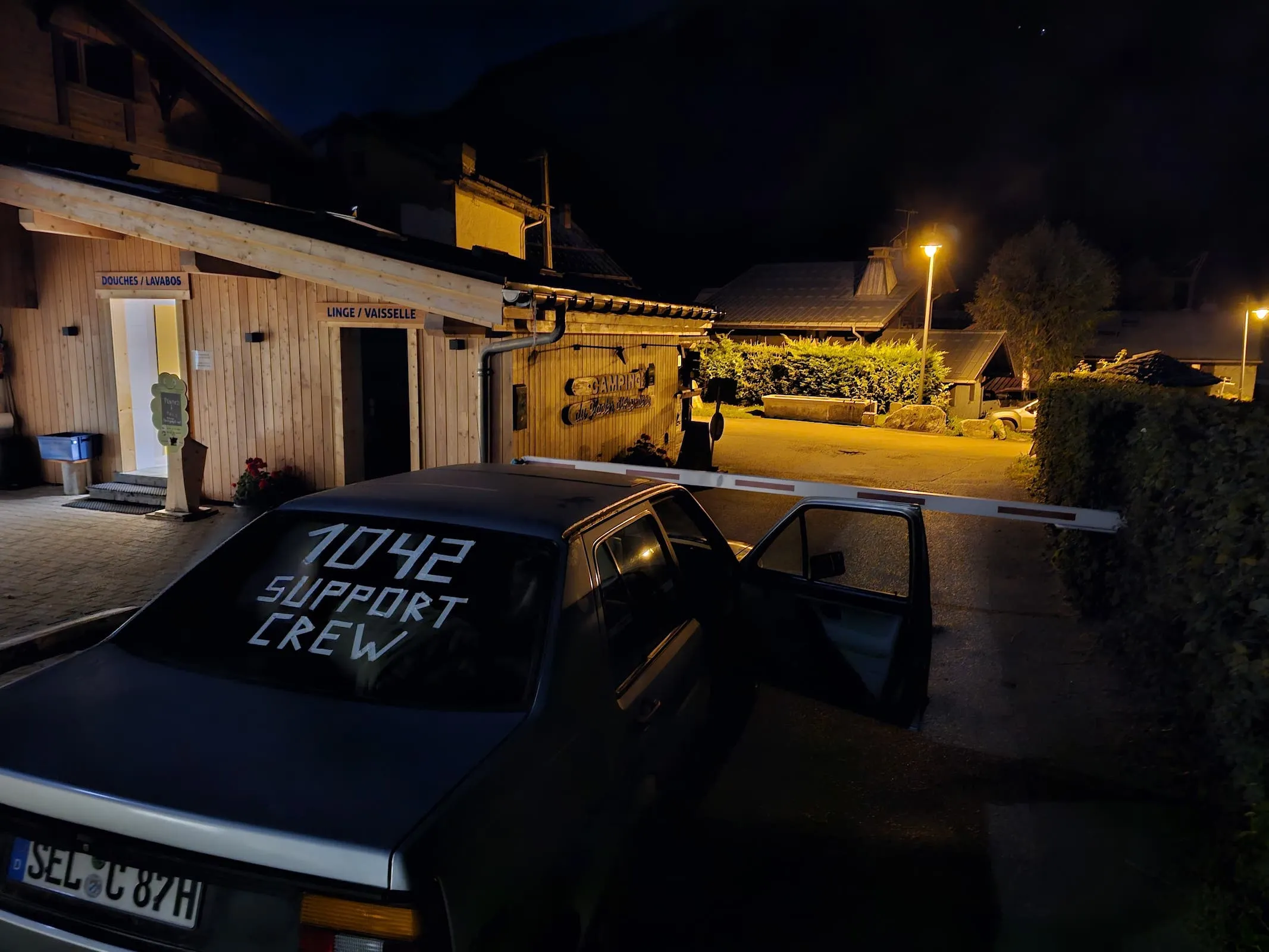 Das erste Hindernis auf unserer Route: Die Schranke am Campingplatz (Foto: Jan) Das erste Hindernis auf unserer Route: Die Schranke am Campingplatz